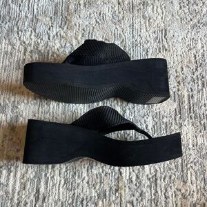No Boundaries Women's Mid-Heel Platform Wedge Black Flip-Flop Sandals Size 8